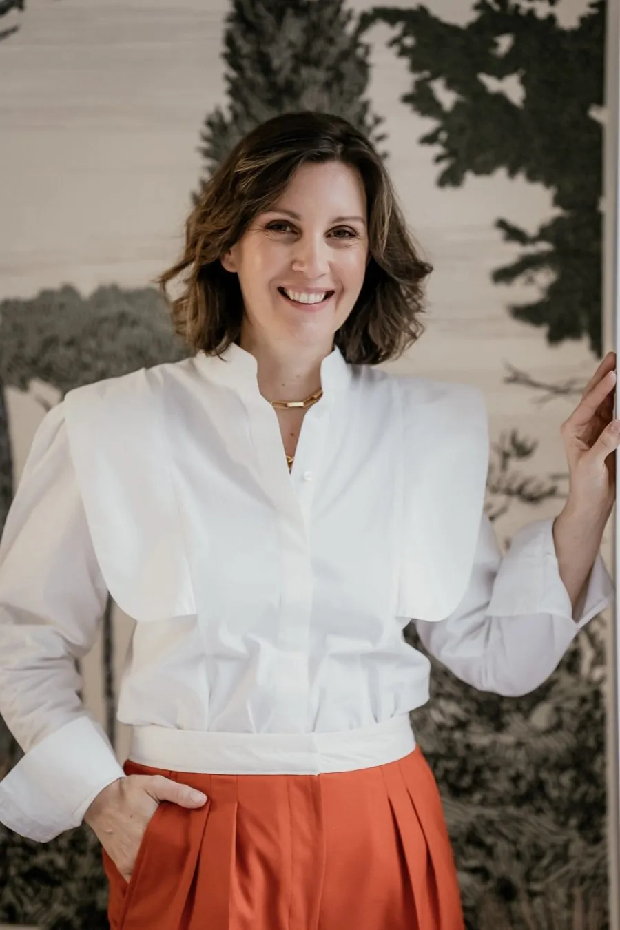 Portrait de Virginie Tran, facialiste à Bois-Colombes, souriante en chemise blanche
